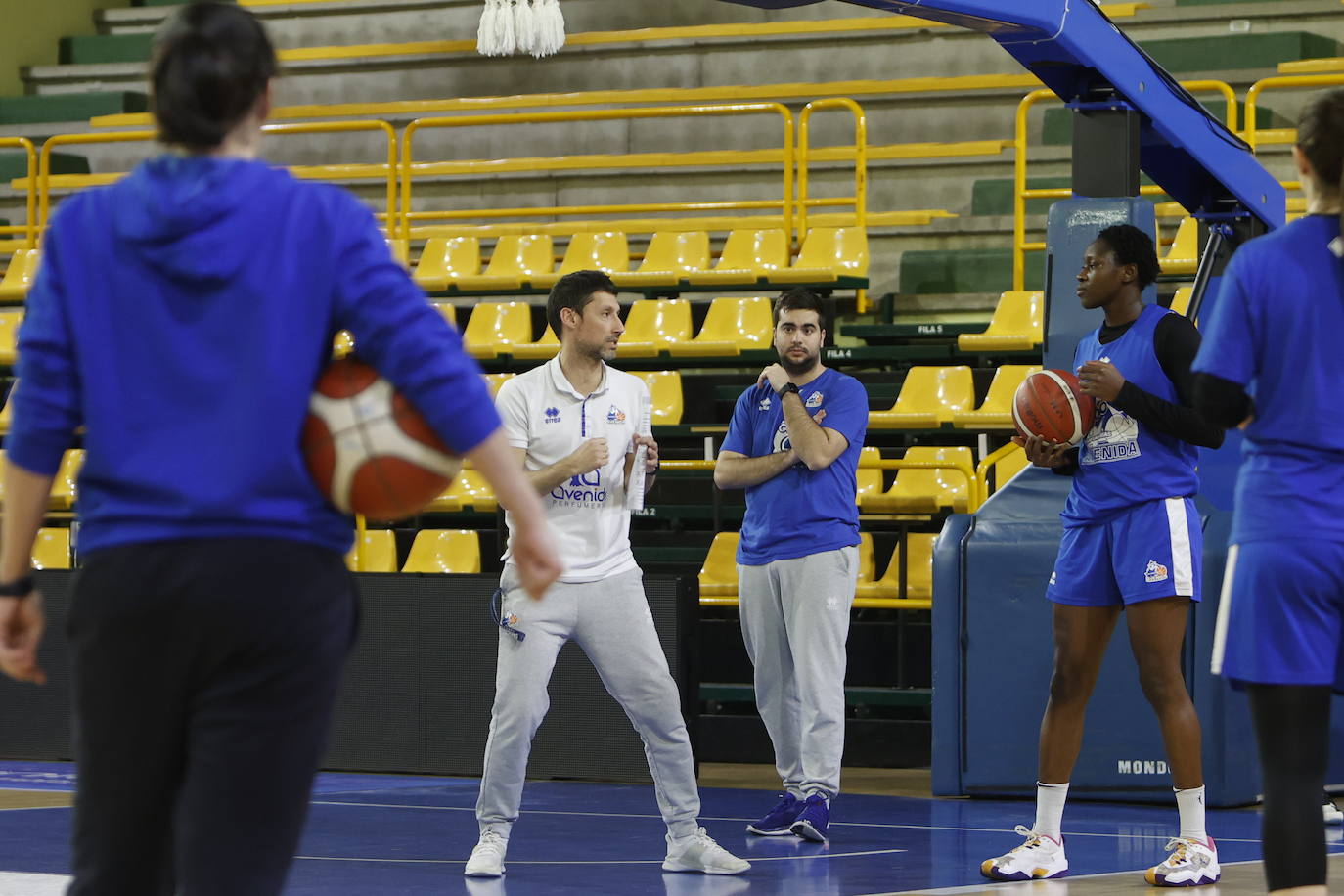 Hatar exhibe sus 2,08 en su primer entrenamiento con Avenida