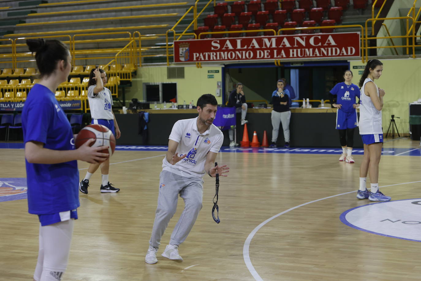 Hatar exhibe sus 2,08 en su primer entrenamiento con Avenida