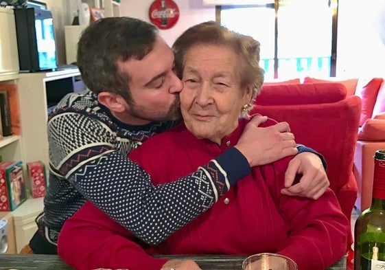 Daniel Pedraz besa a su tía-abuela Bella Hidalgo, que se ha convertido en la abuela más llamada de Salamanca.