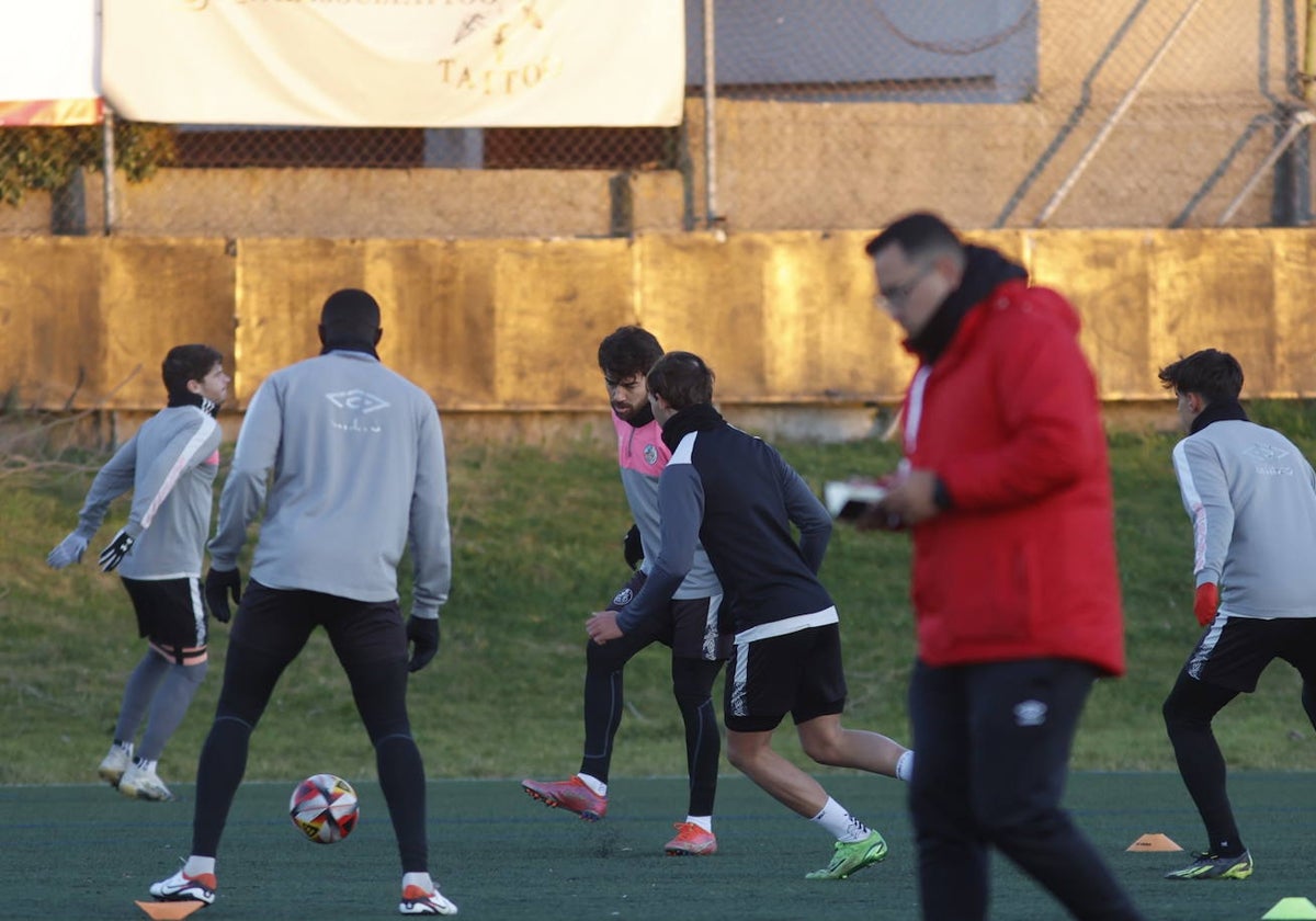 Paolo Serrato camina, libreta en mano, en medio de un rondo durante un entrenamiento del Salamanca.