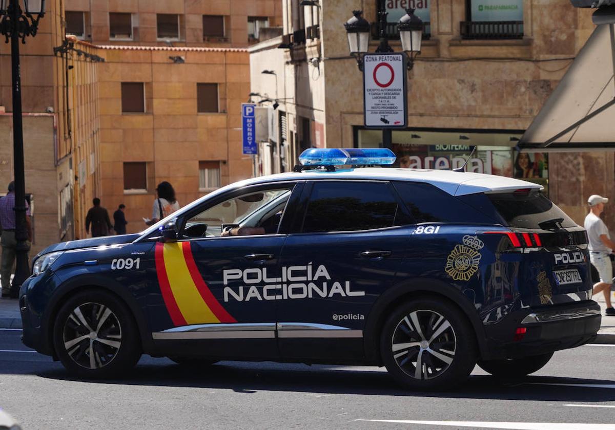 Un coche de la Policía Nacional en Salamanca.