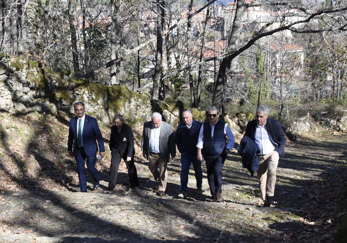 En el centro, el consejero Gonzalo Santonja y el alcalde de Sequeros, Mauricio Angulo, en una reciente visita al pueblo.