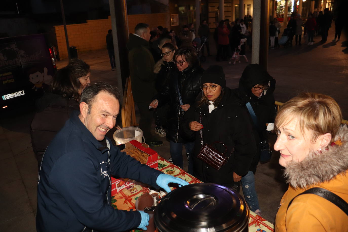 Guijuelo muestra su lado más solidario con la chocolatada de la Plaza Mayor