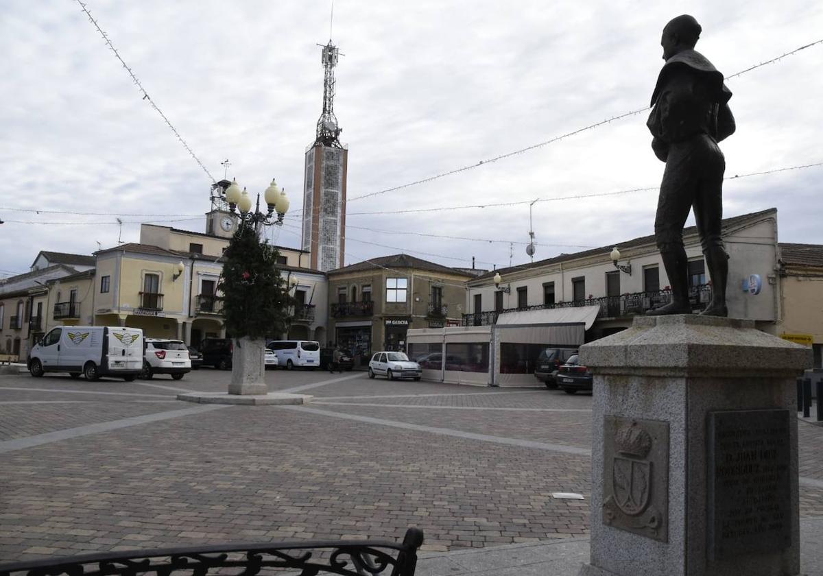 La estatua del matador de toros local Paco Pallarés preside el centro urbano de La Fuente de San Esteban.