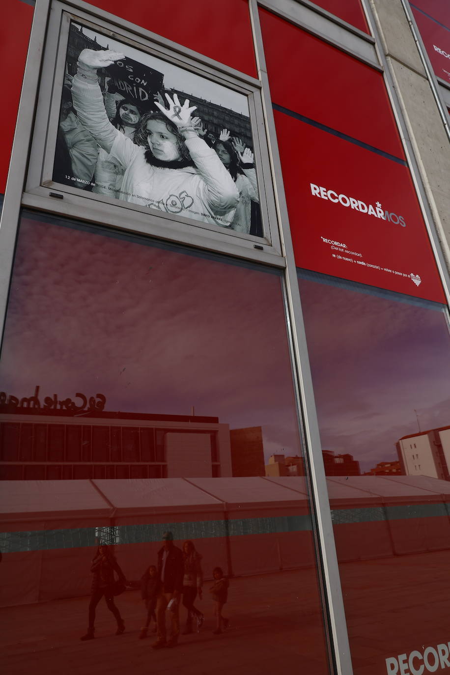 Restauran el mural de las víctimas del terrorismo en la Plaza de la Concordia