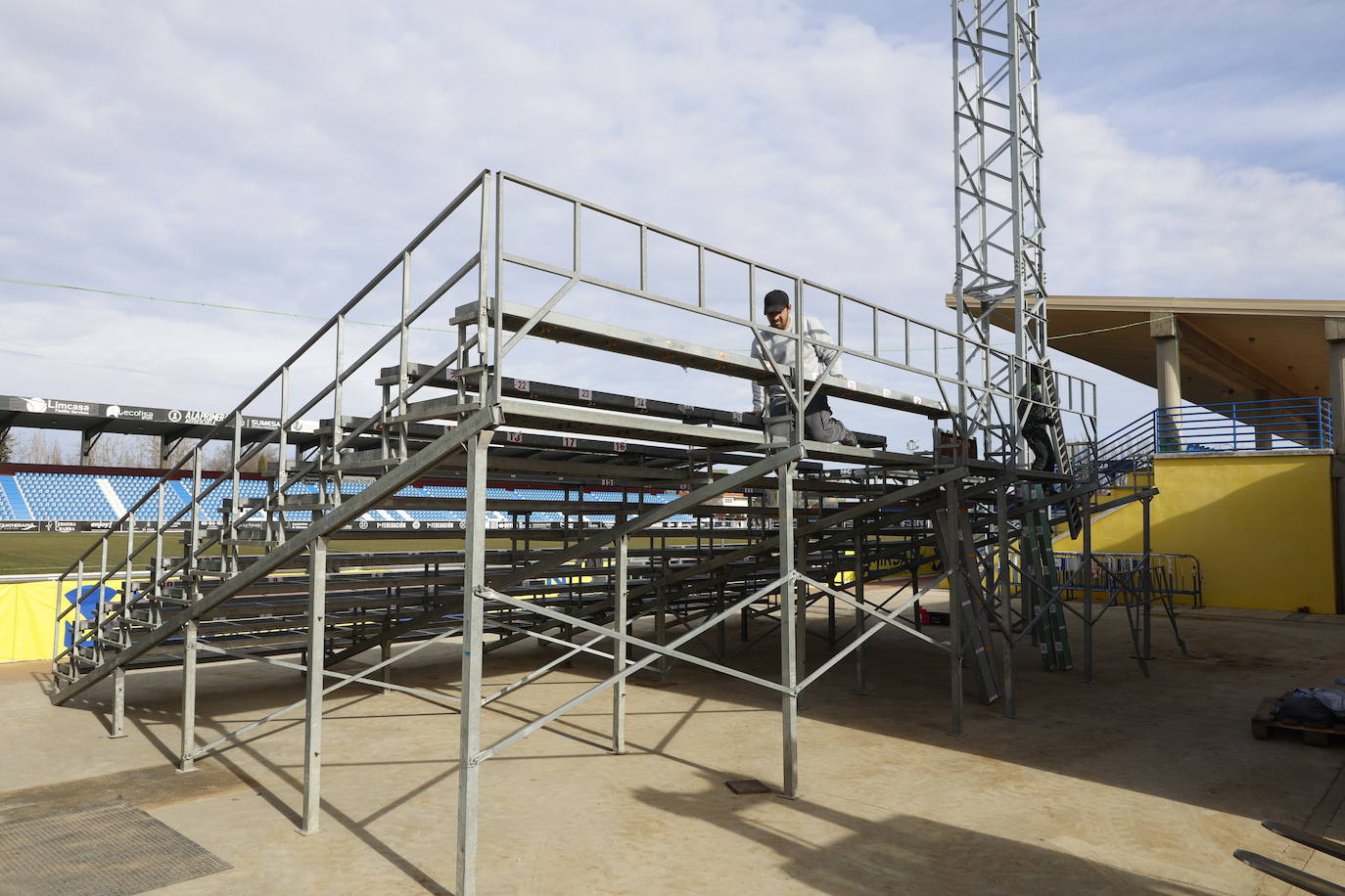 Unionistas comienza a instalar las gradas supletorias para recibir al Villarreal