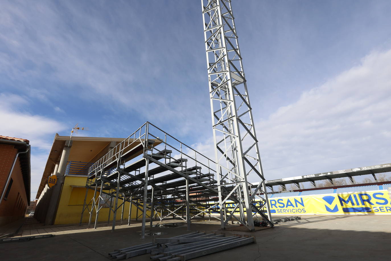 Unionistas comienza a instalar las gradas supletorias para recibir al Villarreal