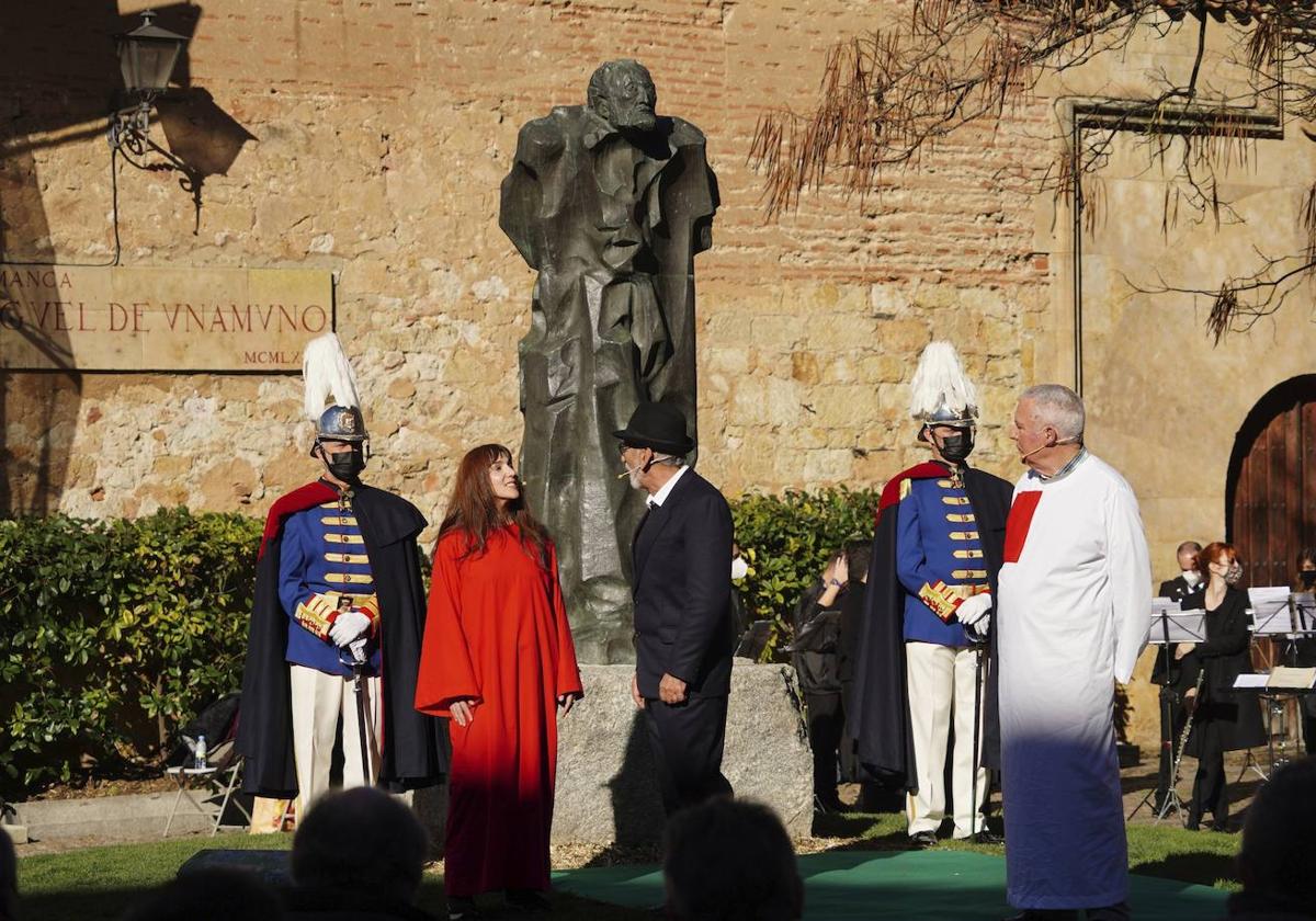 Un momento de la última ofrenda floral a Unamuno.