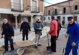 Montando el belén en Santiago de la Puebla.