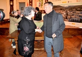 Apretón de manos entre la nueva alcaldesa de Candelario, Elvira Fernández, y el exregidor, Pablo Hernández.