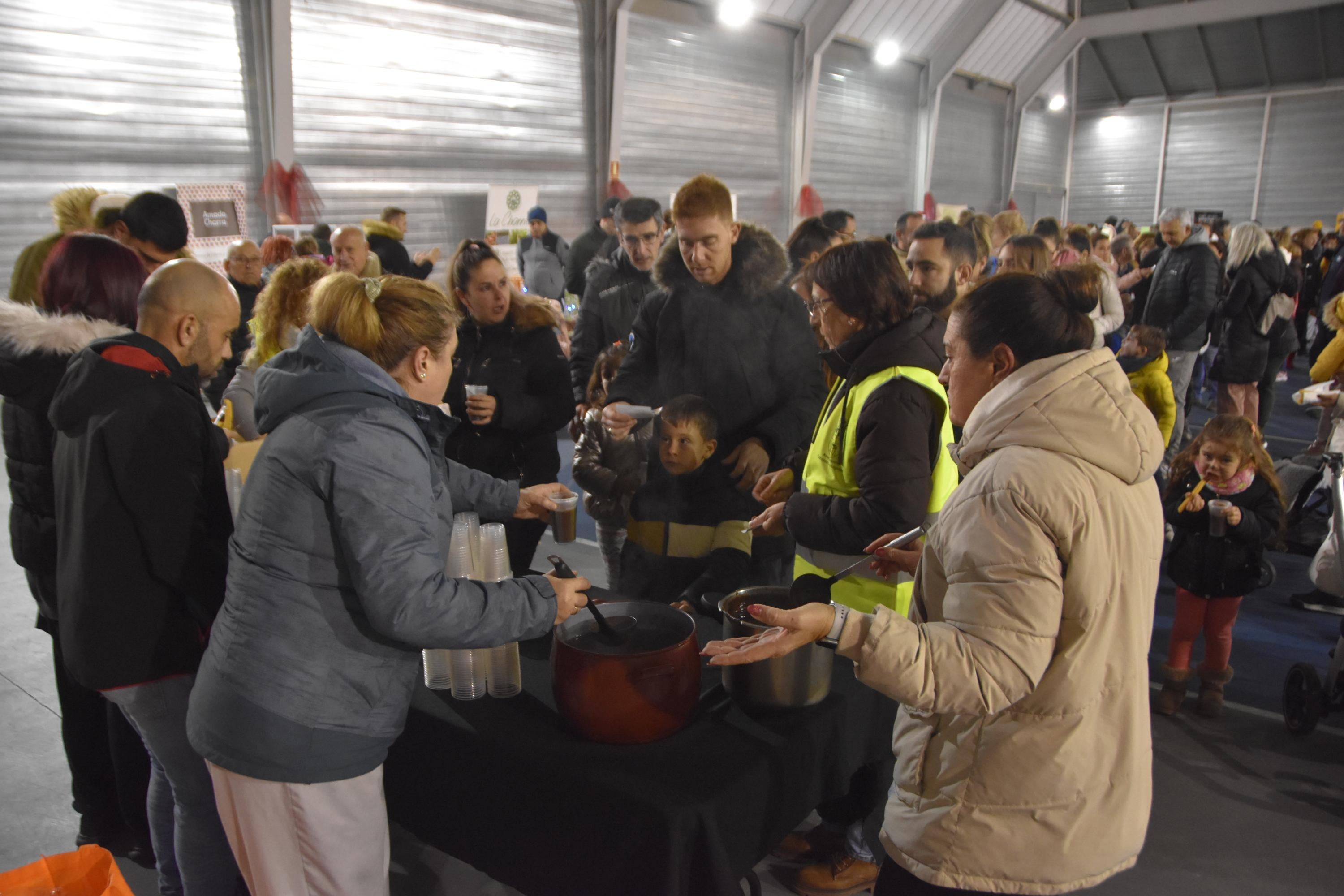 Las chocolatadas animan el I Mercadillo Navideño de Carbajosa