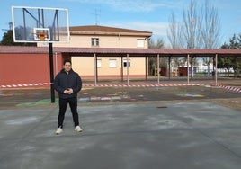 El edil de Deportes, Jorge Valiente, en la pista de baloncesto reparada.