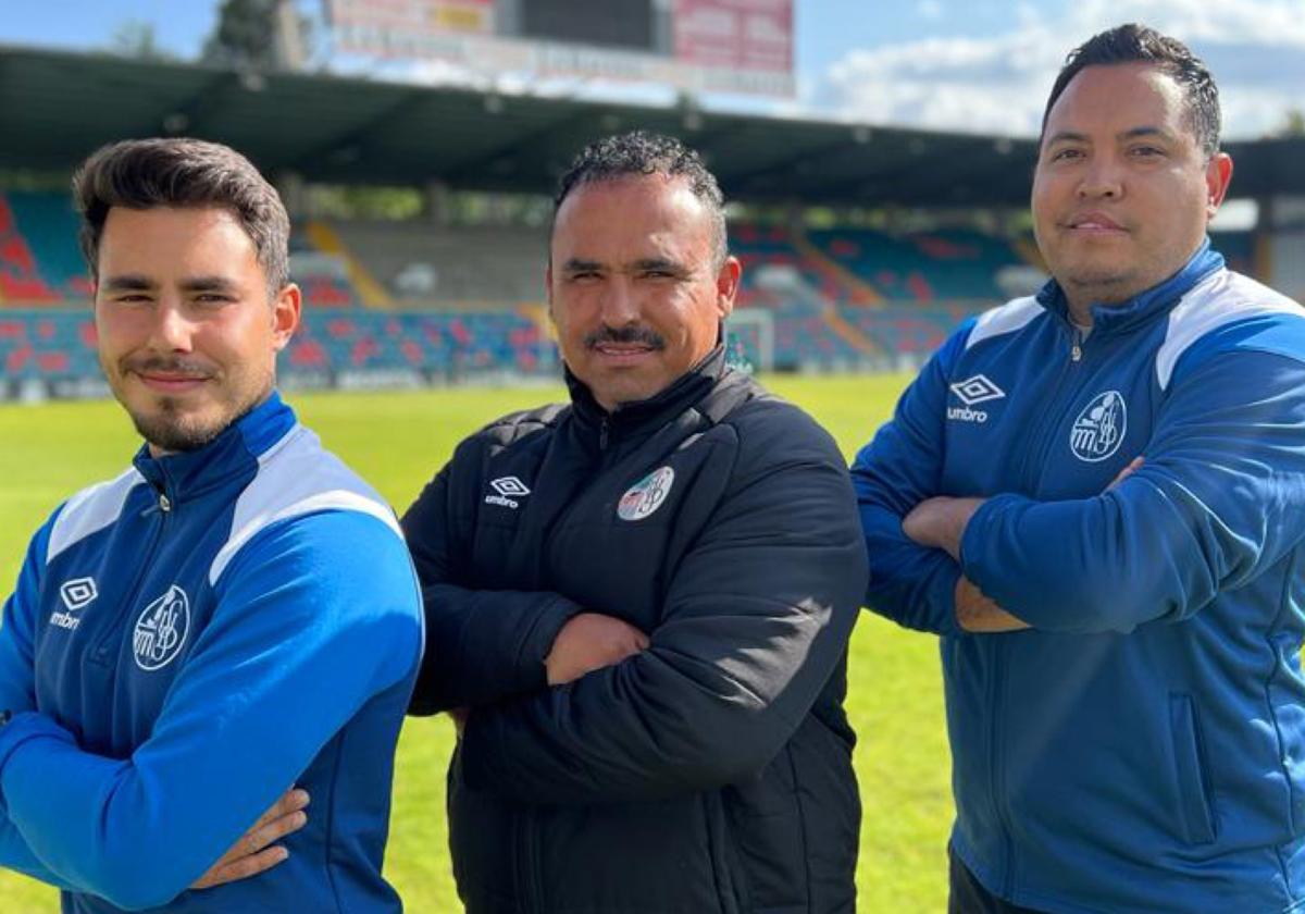 Mora, en el centro, técnico del Liga Nacional Juvenil del Salamanca UDS