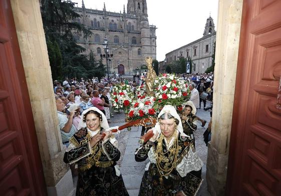 Un momento de la Ofrenda Floral a la Virgen de la Vega de este año.