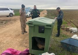 Agentes de la Guardia Civil durante la inspección en la finca afectada.