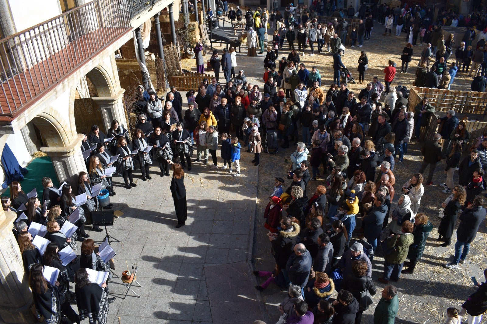 La Plaza Mayor de Alba de Tormes convertida en Belén después de más de quince años