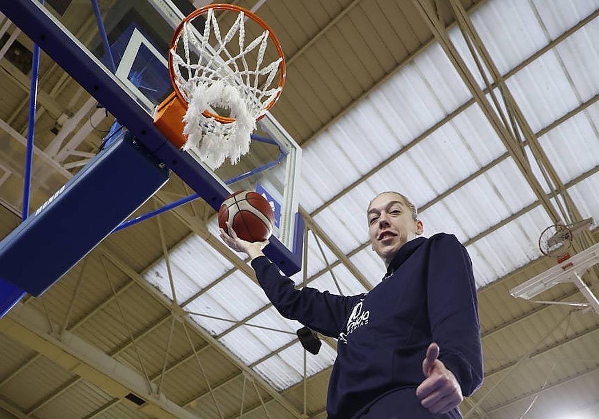 Betti Hattar, durante su presentación como nueva jugadora del Perfumerías Avenida el jueves en Würzburg