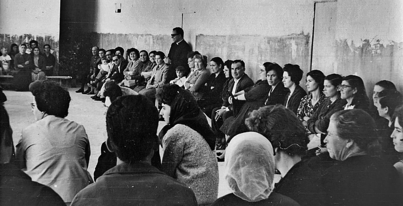 Escuela de padres organizada por Cáritas sobre la educación de los niños.