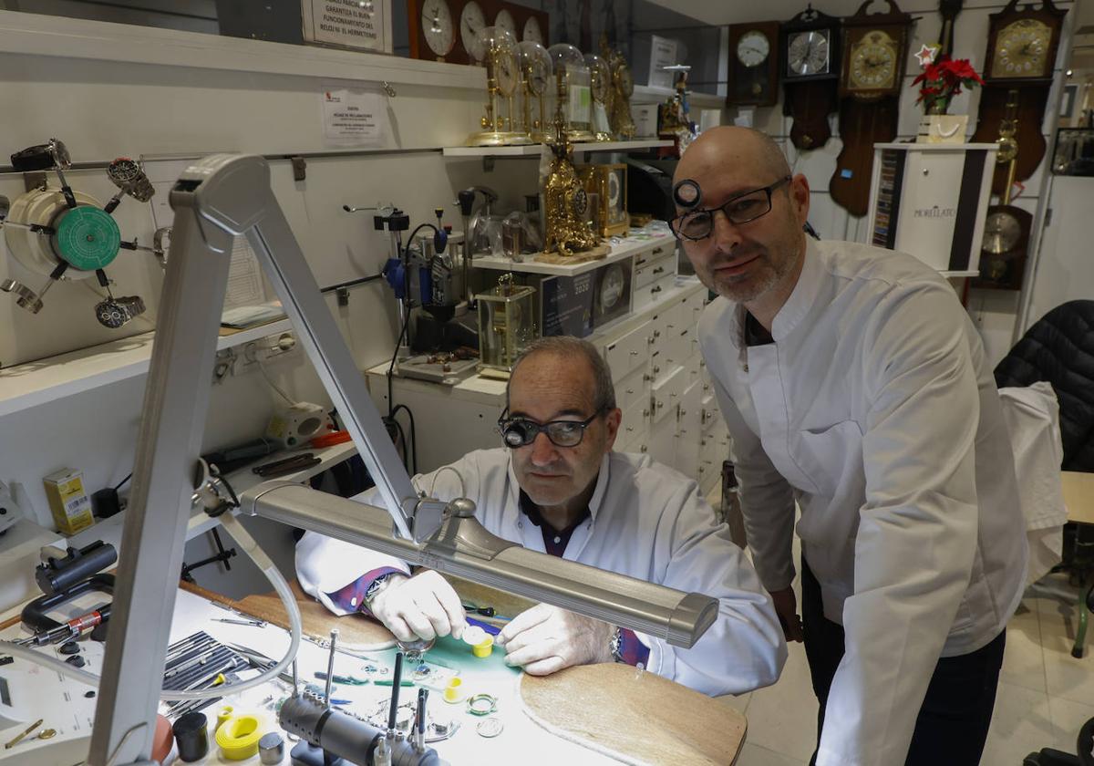 Los relojeros Miguel Ángel Rodríguez Sánchez y su hijo Miguel Ángel Rodríguez Cenzual en su taller en Salamanca.