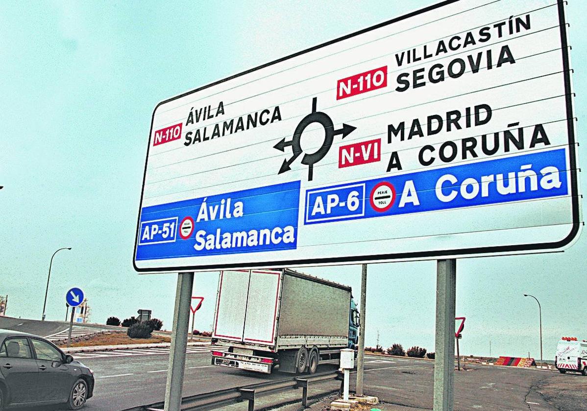 Un cartel anuncia la autopista de peaje AP-51