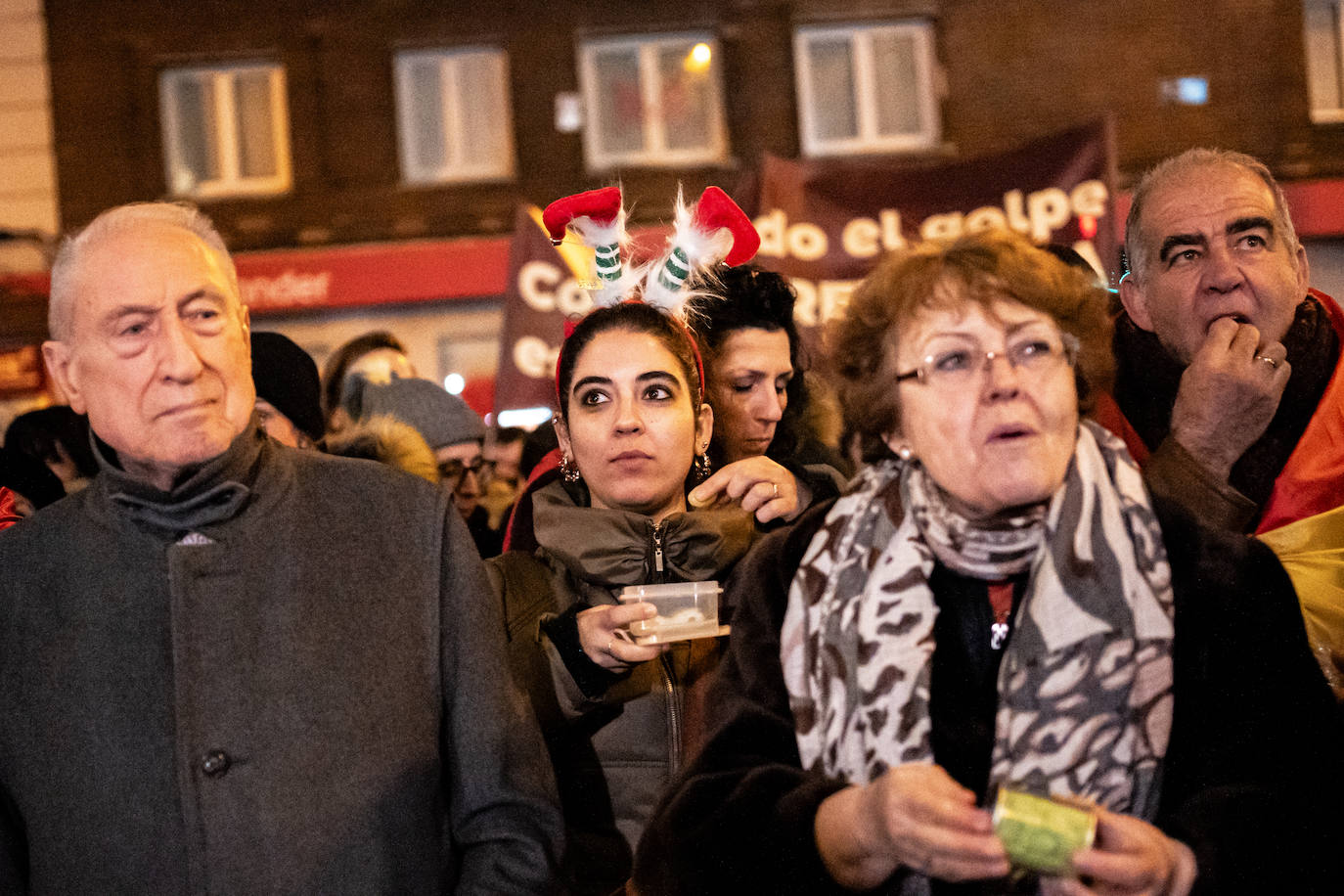 Apalean un muñeco de Pedro Sánchez en la concentración de Nochevieja frente a Ferraz