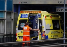 Ambulancia de Sacyl en el Hospital de Salamanca