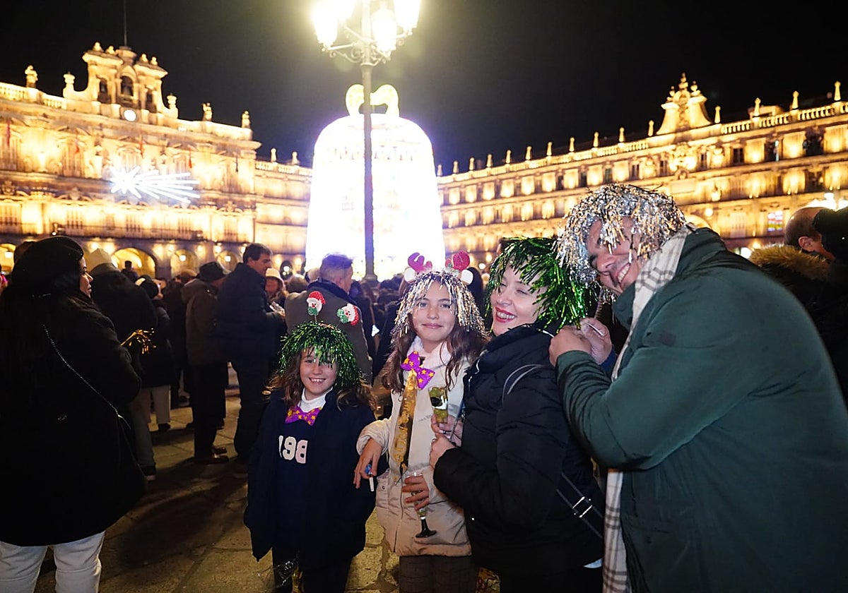 La Plaza Mayor de Salamanca se llena para dar la bienvenida a 2024