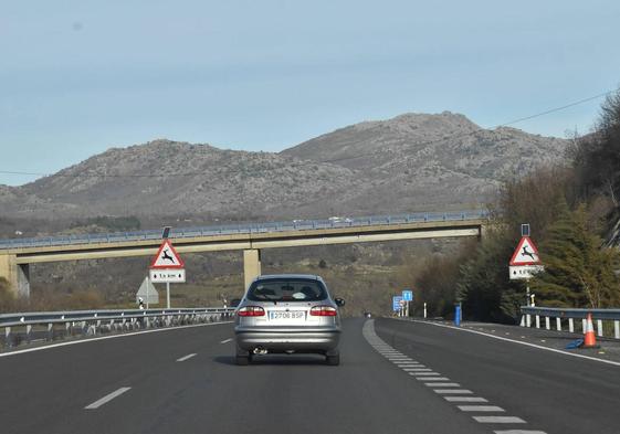 Imagen de dos de las señales instaladas a la altura de Cantagallo en la Autovía de la Plata en dirección norte.