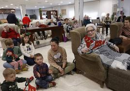 Los abuelos disfrutan de un teatro de marionetas navideño y de la compañía de los hijos pequeños de las cuidadoras.