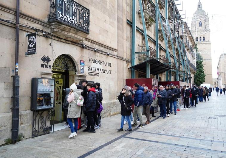 Largas colas para comprar entradas para el partido de Unionistas contra el Villarreal en Copa del Rey