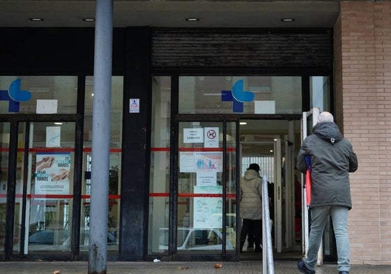 Un paciente se dispone a entrar en el centro de salud de Garrido Norte.