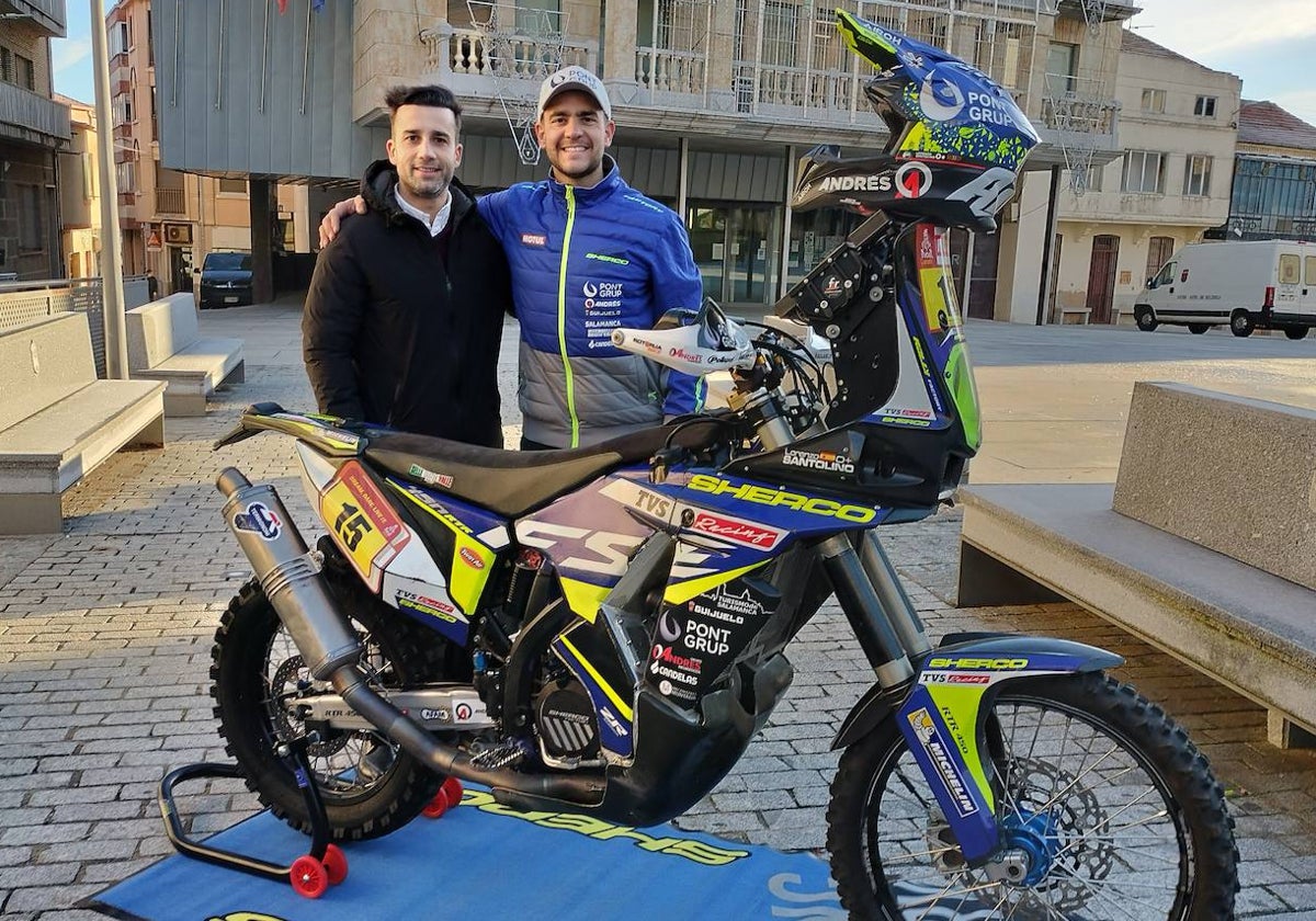 Lorenzo Santolino, con el concejal Jesús Manuel Hernández, en diciembre antes de partir para Arabia.