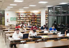 Alumnos estudiando en la biblioteca Santa María de los Ángeles.