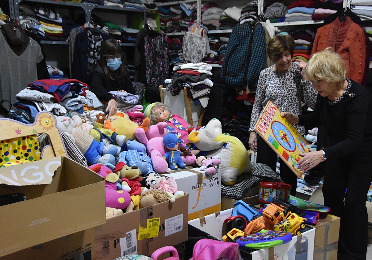 Isabel Adán, Amalia Pino y Paci Cruz organizando los juguetes de la entrega.