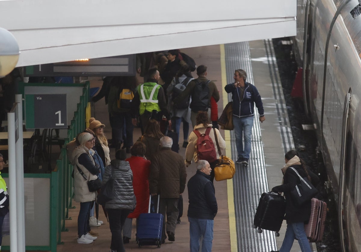 Pasajeros llegando a la estación procedentes del Alvia.