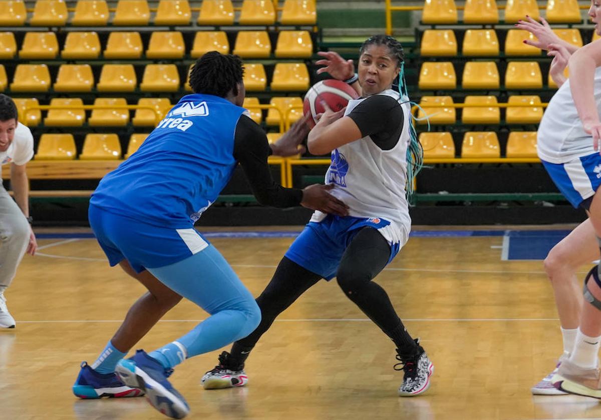 Arica Carter presionada por Koné durante su primer entrenamiento.