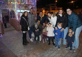 Un grupo familiar en la degustación de castañas asadas en Villares de la Reina