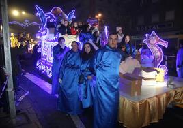 Una de las carrozas del año pasado de la cabalgata de los Reyes Magos en Santa Marta de Tormes.