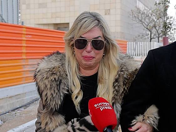 Malena Gracia abandona destrozada el tanatorio tras sufrir el desprecio de la familia de Arévalo