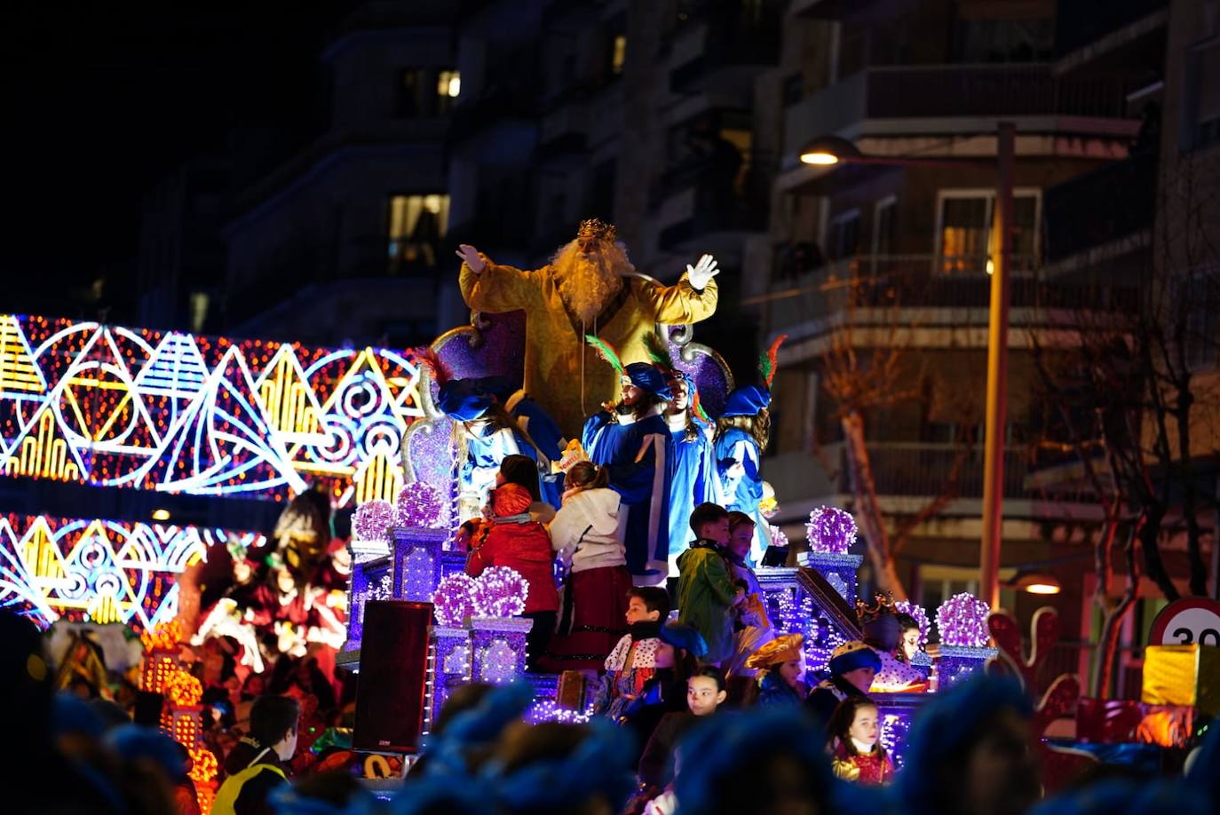 Los Reyes Magos reclaman la paz desde la Plaza Mayor de Salamanca