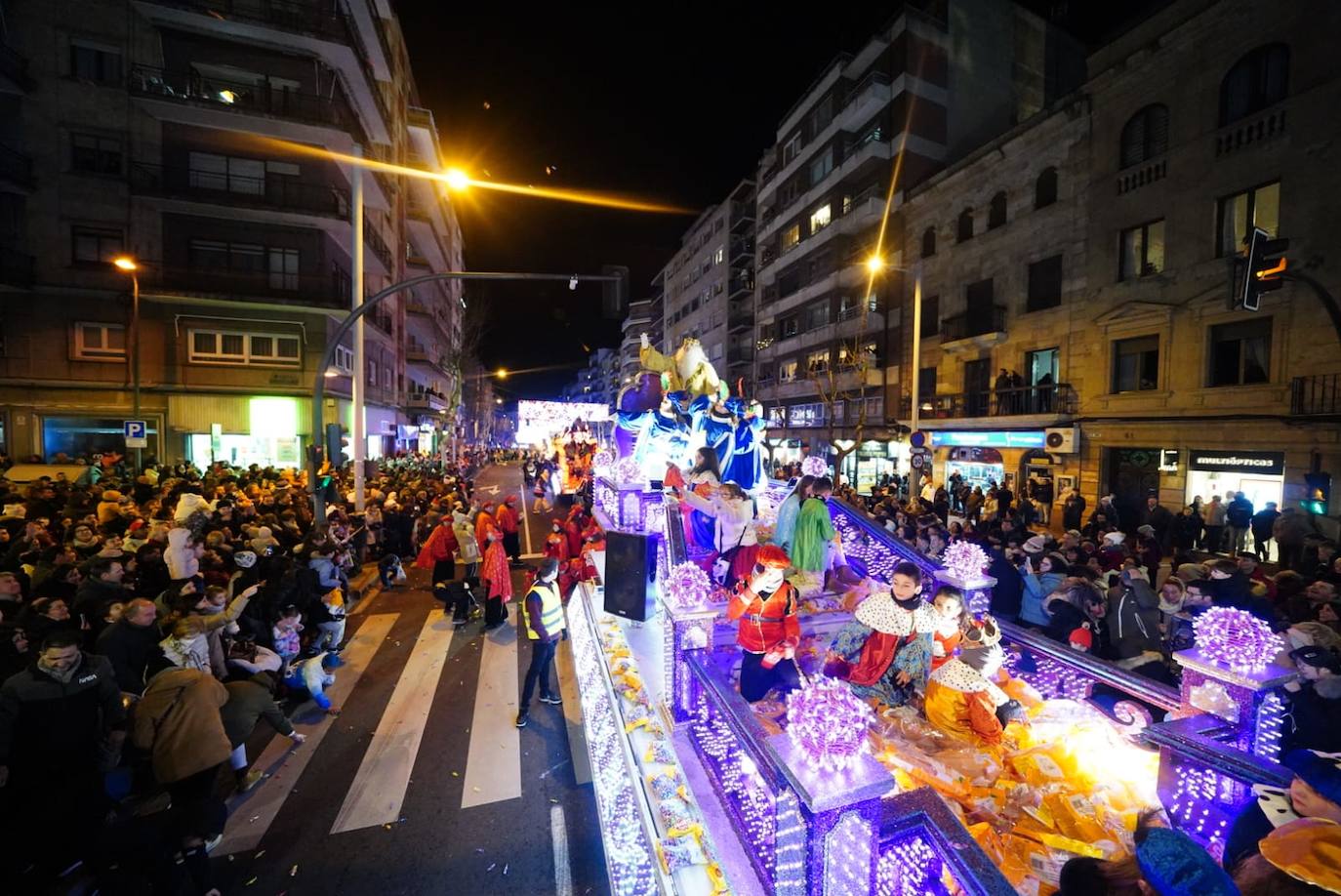 Los Reyes Magos reclaman la paz desde la Plaza Mayor de Salamanca