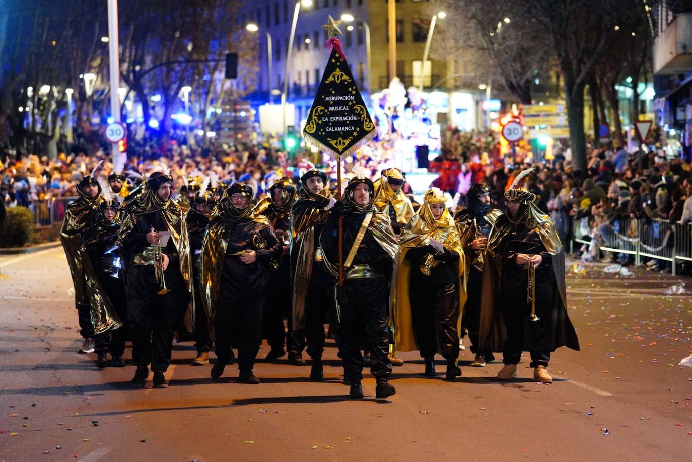 Los Reyes Magos reclaman la paz desde la Plaza Mayor de Salamanca