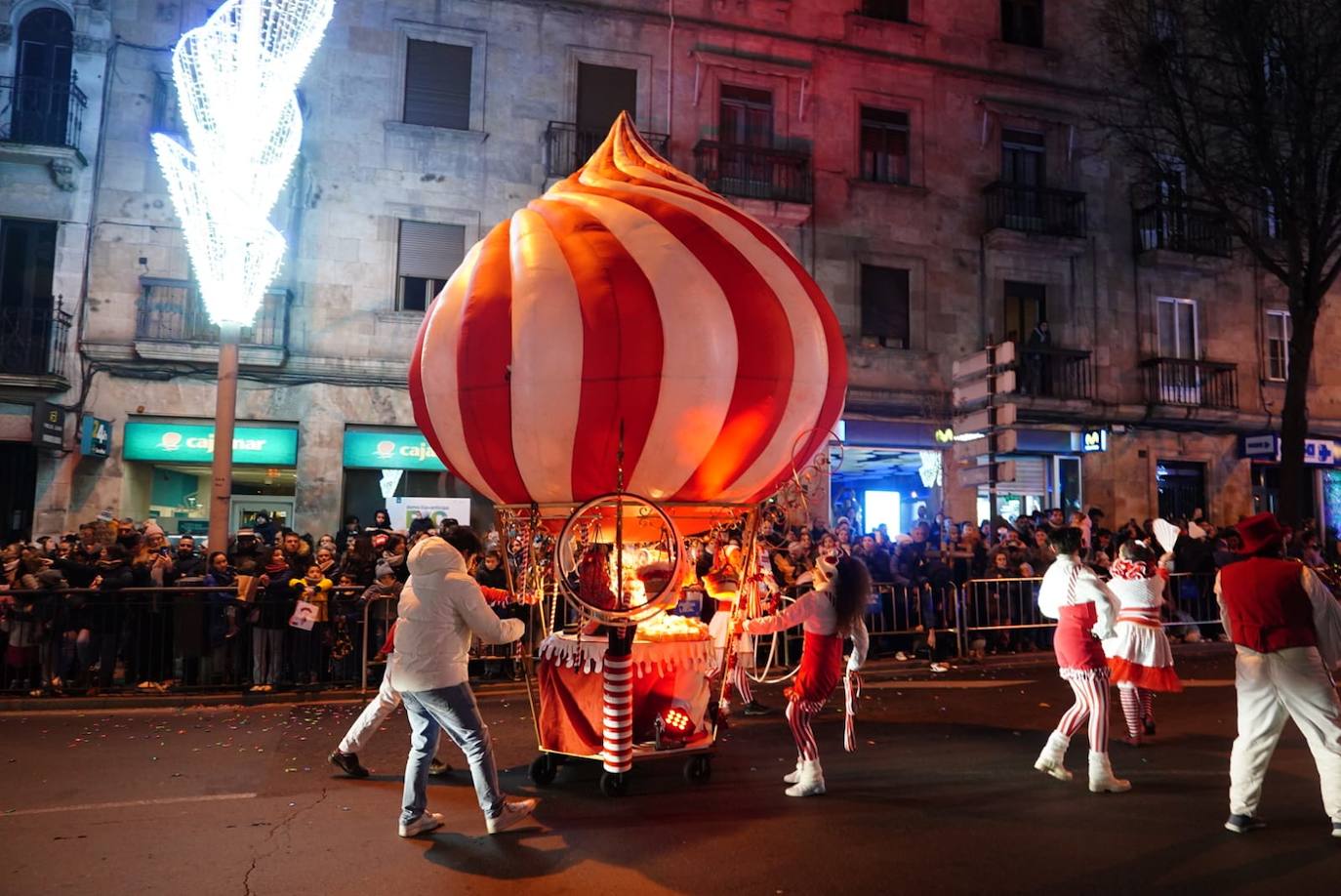 Los Reyes Magos reclaman la paz desde la Plaza Mayor de Salamanca