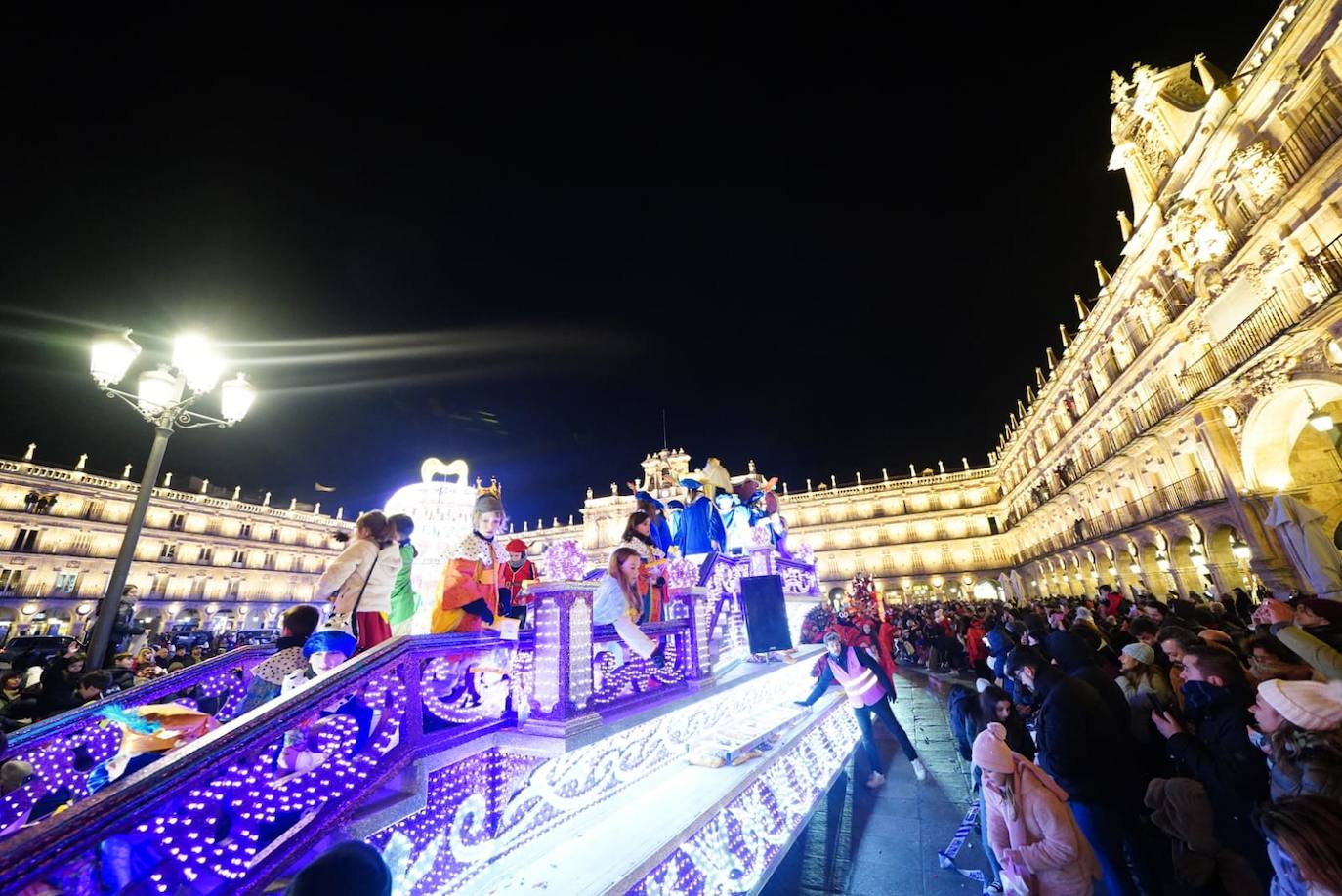 Los Reyes Magos reclaman la paz desde la Plaza Mayor de Salamanca