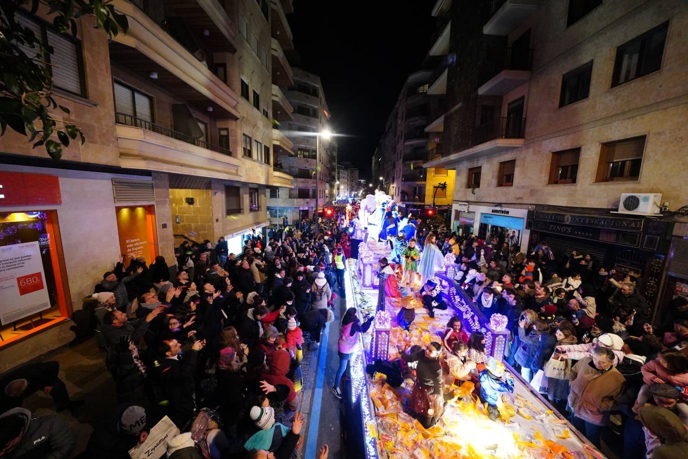 Los Reyes Magos reclaman la paz desde la Plaza Mayor de Salamanca