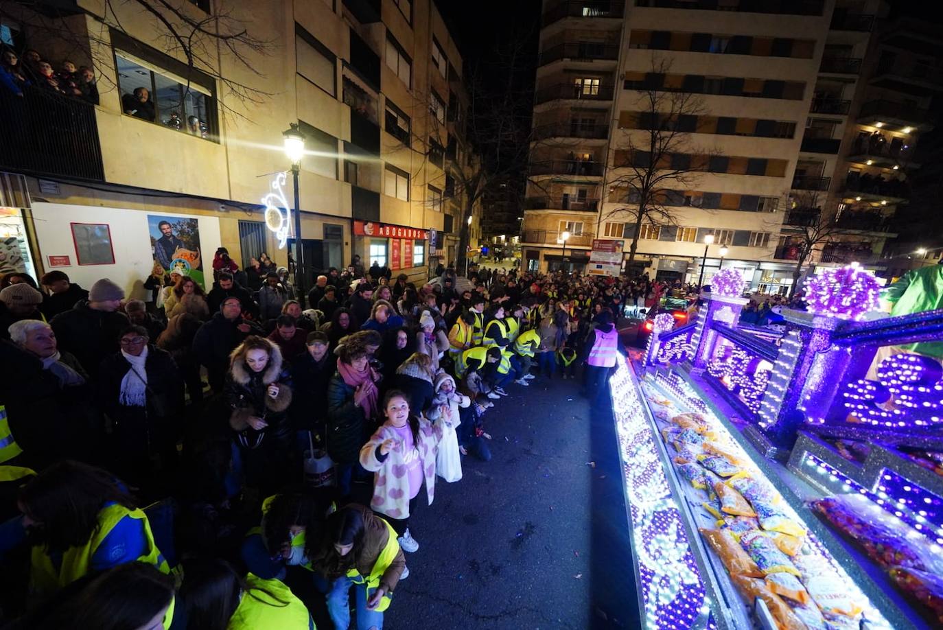 Los Reyes Magos reclaman la paz desde la Plaza Mayor de Salamanca