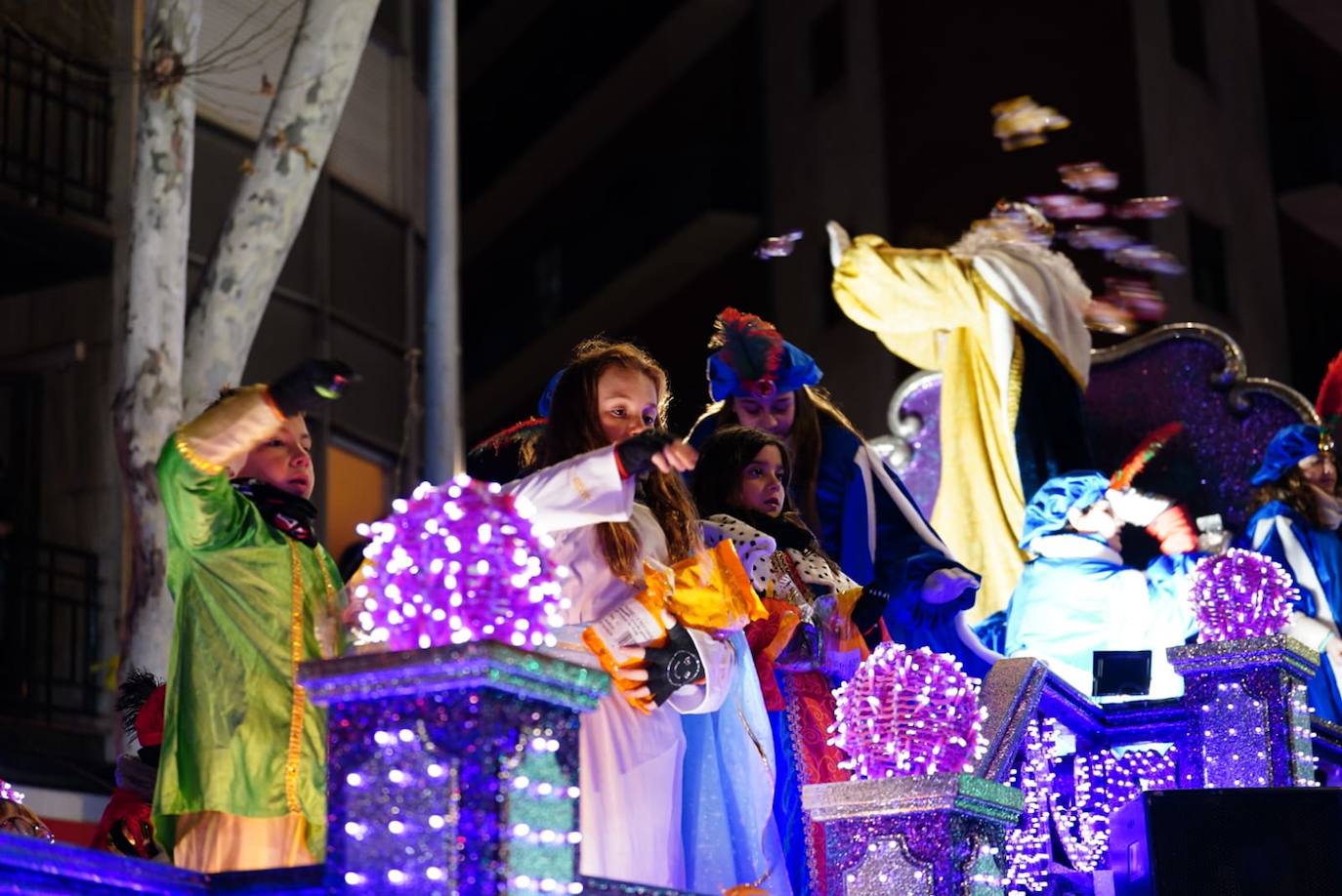 Los Reyes Magos reclaman la paz desde la Plaza Mayor de Salamanca