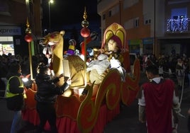 La carroza de Gaspar a su paso por las calles de Carbajosa