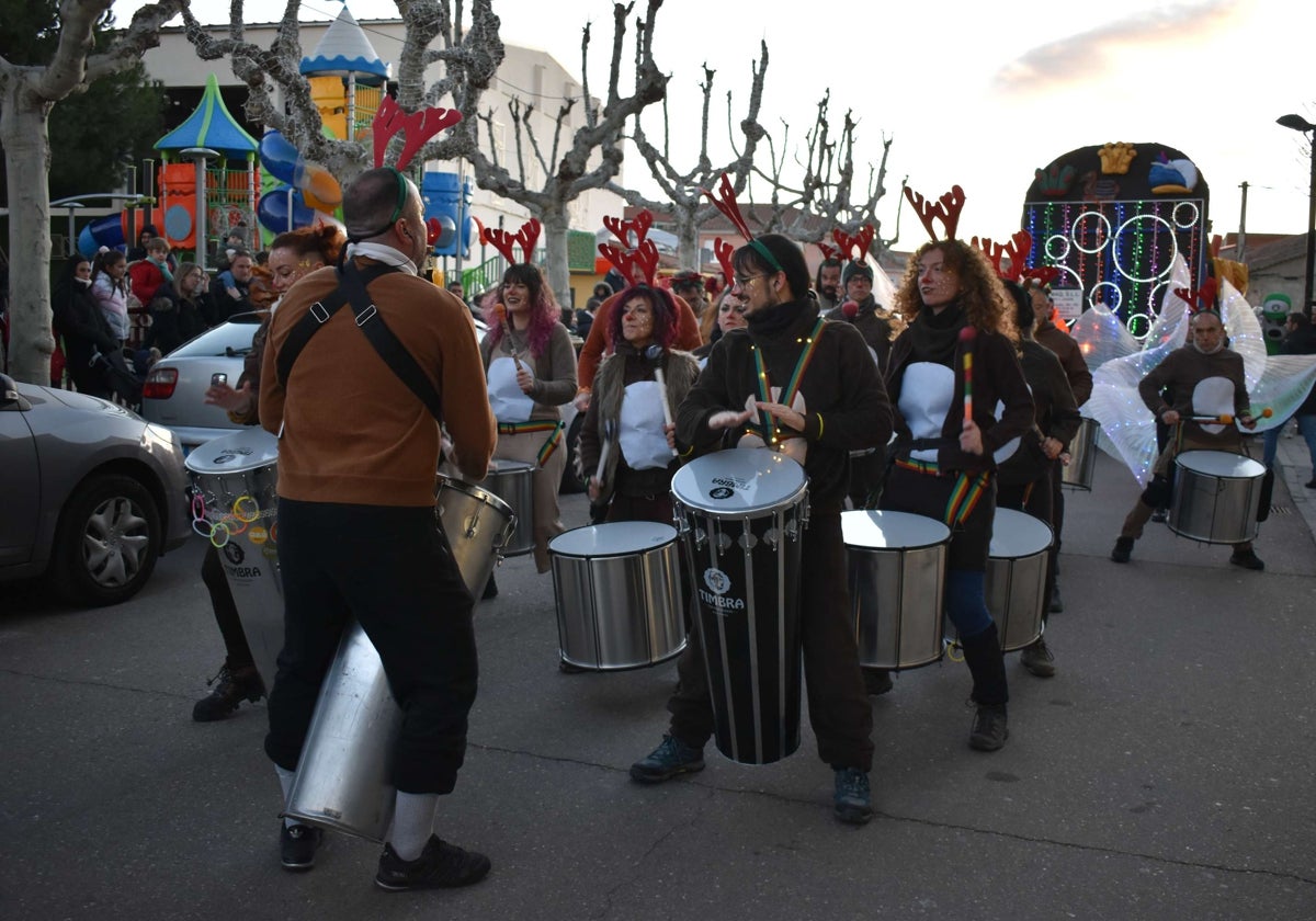 Los Reyes Magos llegan a Castellanos de Moriscos a ritmo de batucada