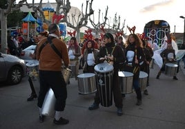 Una batucada animó la cabalgata en Castellanos